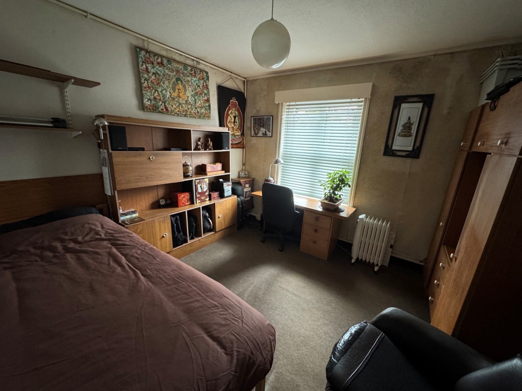 Lot: 33 - FREEHOLD VACANT SHOP, VACANT TWO-BEDROOM FLAT PLUS TWO-BEDROOM INVESTMENT FLAT IN PRIME LOCATION - Flat B - bedroom 1